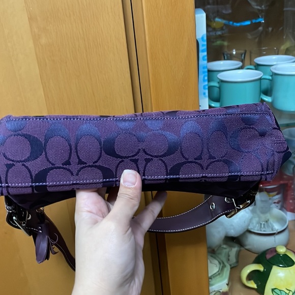 Sold!!!!!!  Early 2000s Coach shoulder bag - Picture 4 of 6